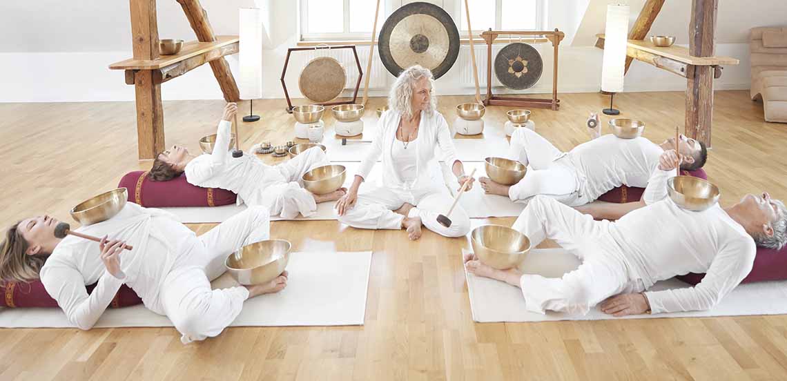 yoga e taças tibetanas