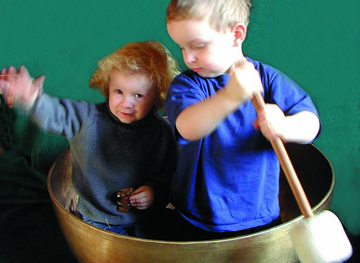 Kinder in XXL Klangschale